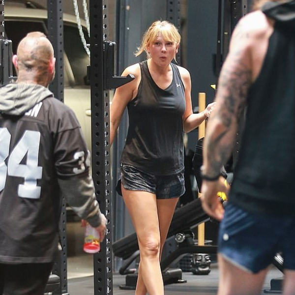 秀出真實狀態！泰勒絲素顏上健身房　網友讚：終於有女星不是化全妝去運動了！