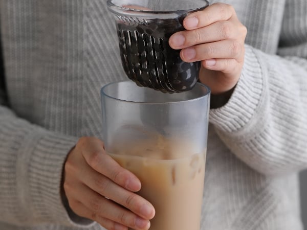 還不知道這些設計就太遜了！不用吸管就能喝珍奶的環保杯、貓掌雨傘套　這些台灣的創意發明全都紅到國外去