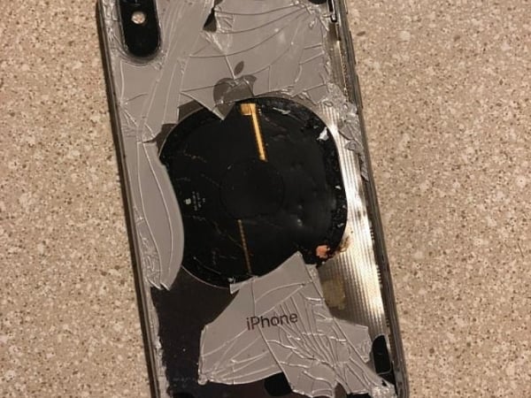 iPhone X 電池膨脤！旅行途中機殼爆開螢幕分離極危險！