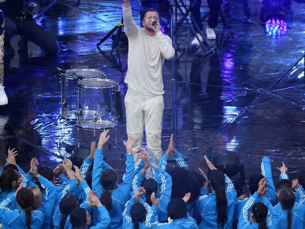 必看！Imagine Dragons 歐冠決賽開場表演　熱唱〈Thunder〉串燒金曲嗨翻全場！
