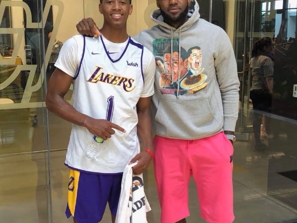最狂那種！湖人試訓熱門新秀摸「籃板上沿」，LEBRON 親臨現場鼓勵