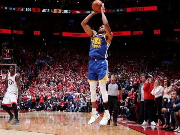 致命一擊！Andre Iguodala 投進關鍵三分球宣判對手死刑　勇士險勝暴龍將冠軍系列賽扳平！