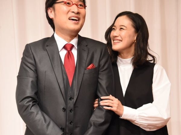 女神幸福放閃！蒼井優召開結婚記者會　透露為何願意嫁給年上「諧星夫」真正原因！