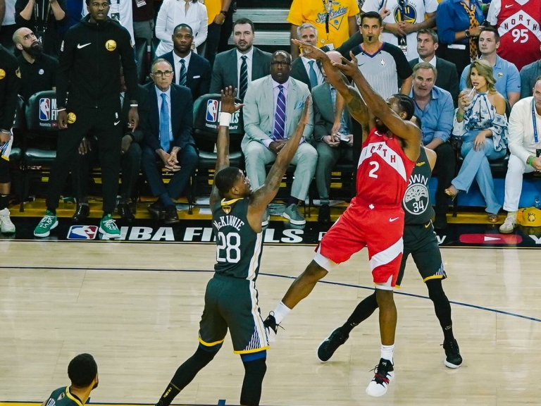 勇士主場全敗！Kawhi Leonard 狂炸 36 分 12 籃板　暴龍取得 3 比 1 聽牌優勢！