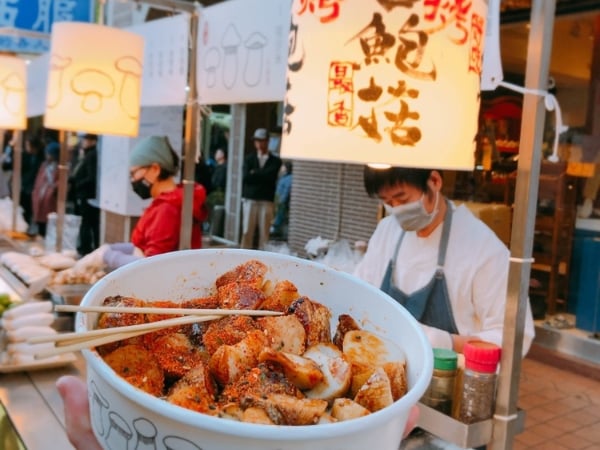 來逛士林夜市千萬不要錯過這些美食！黑糖奶、拉麵、燒肉飯全都排隊排到爆滿！