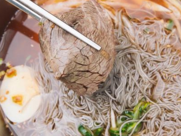 有吃過泡在大冰塊湯裡的冷麵嗎？台日韓 8 家涼麵超級比一比 全吃過你就是專業「涼麵系」！