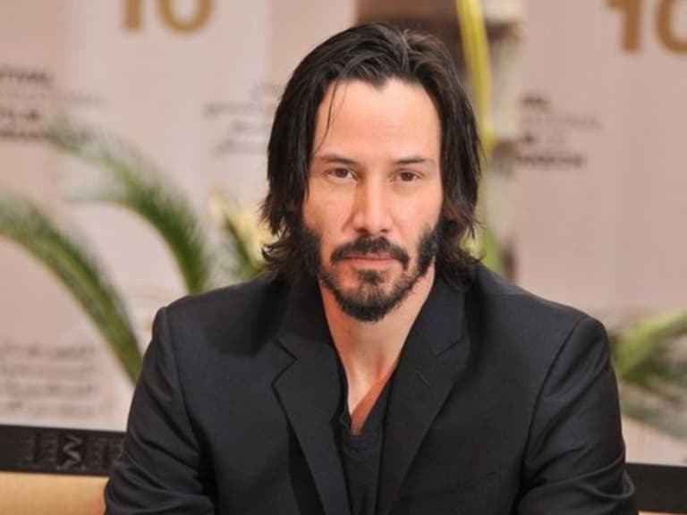 基努李維 Keanu Reeves 與女生合照展現「紳士手」！網友讚：「他真是絕世好男人 」