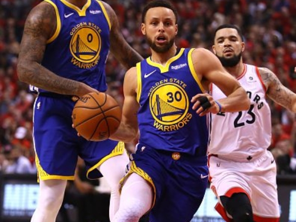 力挽狂瀾！Stephen Curry 轟下 31 分 7 助攻　勇士客場 1 分差險勝暴龍將系列賽扳成 2 比 3！