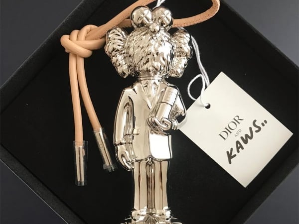 這就是潮人的味道？！Dior X KAWS 全新香水套裝曝光！網友：隔著螢幕我都聞到了香味～