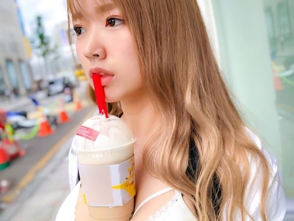 單純曬「巨乳」已落伍！日本流行「放手喝珍奶挑戰」大爆紅，展現「歐派們」胸前真實力！