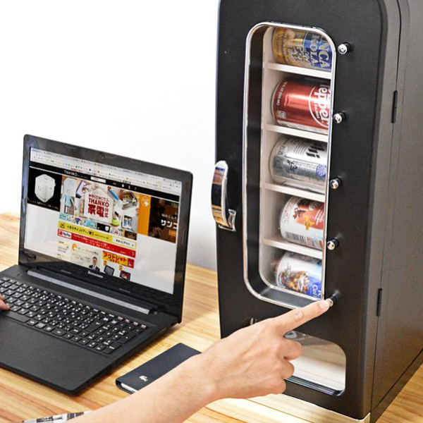 放在辦公室超酷！日本推出「個人用販賣機」冰箱　每一次拿罐裝飲料都超好玩！