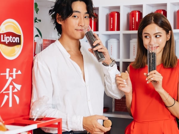 網美打卡新地標空降信義區! 限時「茶佐茶快閃店」吸引網紅搶朝聖 高顏值的天生佐配 Nikki & Vic 手刀搶先在這裡拍了超多打卡美照