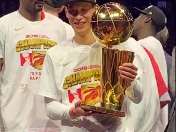 首座 NBA 總冠軍到手！林書豪難掩興奮之情　雙手捧起總冠軍獎盃開心合影！