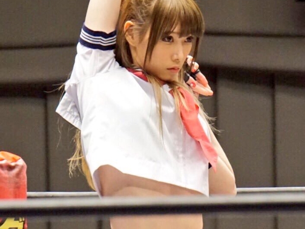 【野生抓正妹❤】確定不是舉牌小姐！？日本摔角選手長相「激似林志玲」大爆紅　網友：好想跟她玩摔角...