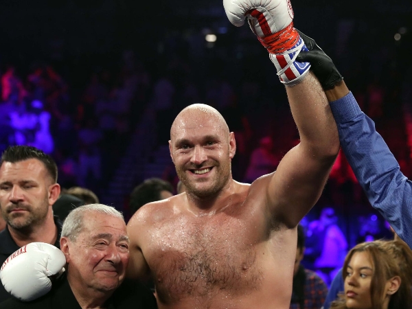 見聞色霸氣？英國拳王 Tyson Fury 連續閃躲 5 記重拳　觀眾看傻：「根本是在拍動作片！」