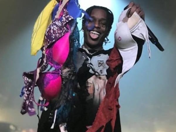 女粉狂扔胸罩上台！A$AP Rocky 幽默稱：「我要開一個自己的內衣品牌，蕾哈娜給我小心點！」