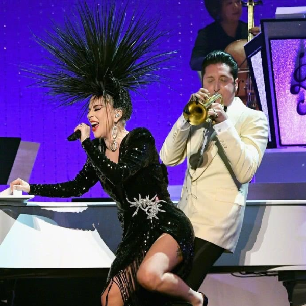 是踰矩還炒氣氛？Lady Gaga 當眾「激吻已婚樂手」惹議　網友質疑：「人家太太就坐在台下！」