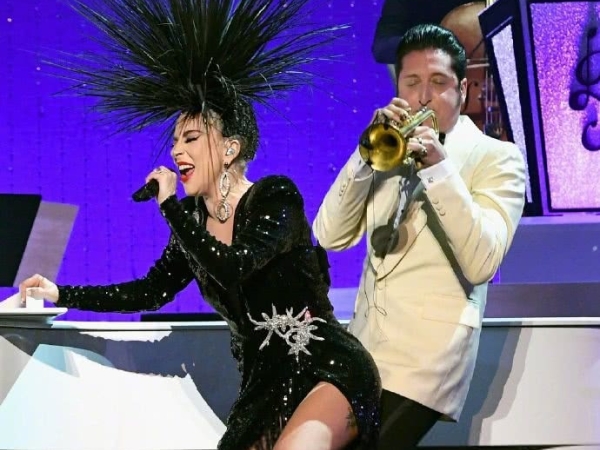 是踰矩還炒氣氛?Lady Gaga 當眾「激吻已婚樂手」惹議 網友質疑:「人家太太就坐在台下!」
