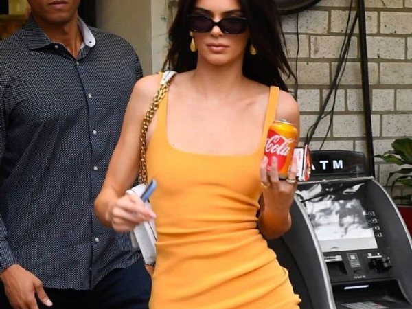 誰說我沒胸!Kendall Jenner 秀性感乳溝 「神仙身材」引網友問號:都吃什麼才能這麼瘦?