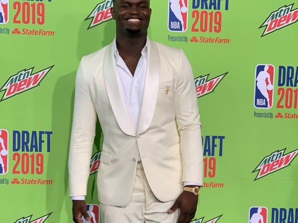 最強狀元接班人！Zion Williamson 自曝想要打電話給詹皇：「我想問他如何保持穩定性！」