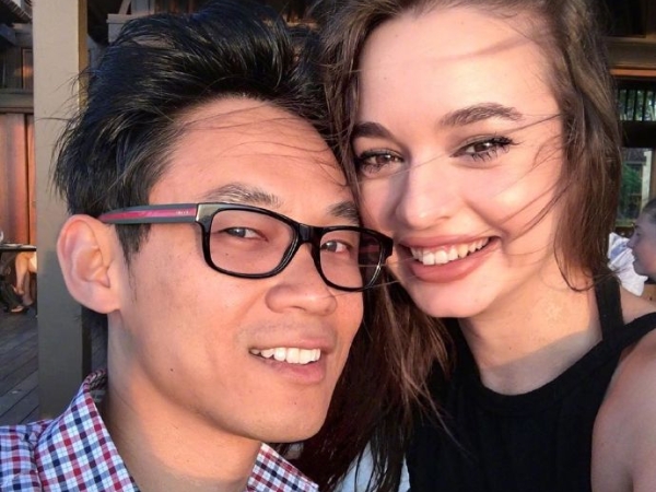 超甜蜜！驚悚片名導溫子仁宣布正式訂婚　《厲陰宅》導演正妹女友美到令網友超羨慕！