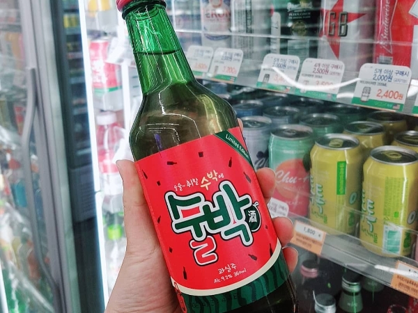 少騙了這是西瓜汁吧！韓國推出「西瓜口味燒酒」　酒鬼表示：「這酒味不夠濃」