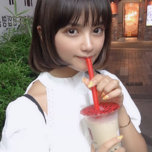 日本女孩對照「在喜歡人面前喝珍奶 vs 跟死黨喝珍奶」的差別　網友笑翻：這太真實了！