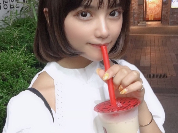 日本女孩對照「在喜歡人面前喝珍奶 vs 跟死黨喝珍奶」的差別　網友笑翻：這太真實了！