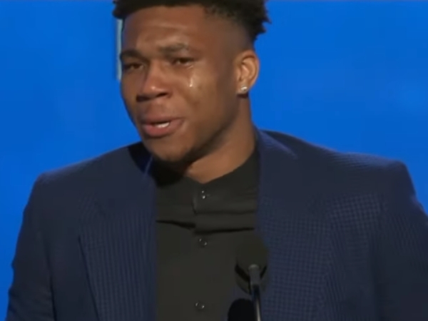實至名歸！字母哥當選本季 NBA 年度 MVP　在頒獎典禮上大哭：「感謝母親，妳是我的英雄！」