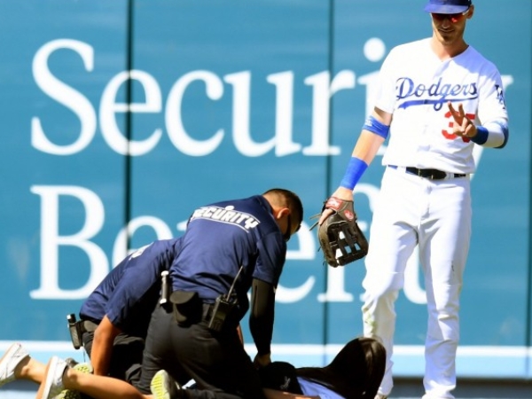 人帥真困擾！道奇小鮮肉 Cody Bellinger 比賽遭女球迷瘋狂熊抱　當場被制伏還露出一臉幸福貌！