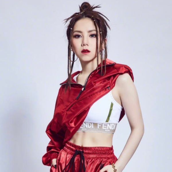 誰說娃娃臉壞不起來？學鄧紫棋用這 3 件「超易入手」的關鍵單品辣過陷阱妹！