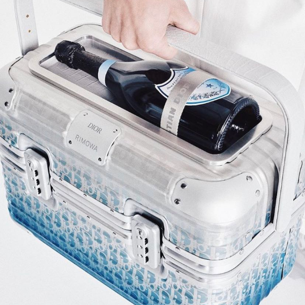 媽我把 RIMOWA 縮小了！Dior x RIMOWA 最狂聯名曝光：「迷你行李箱」揹出去逛街超時髦～