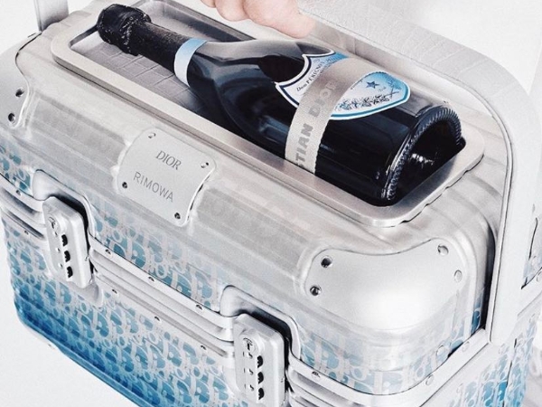媽我把 RIMOWA 縮小了！Dior x RIMOWA 最狂聯名曝光：「迷你行李箱」揹出去逛街超時髦～