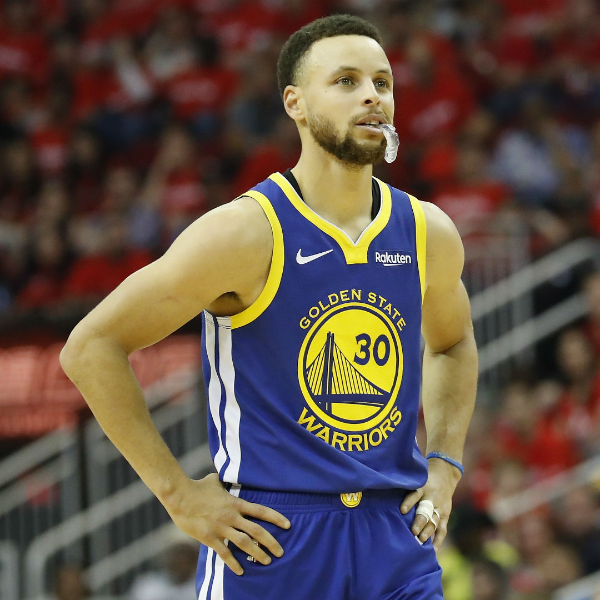 是「那個」還是「尼哥」？Curry 幫中國球迷簽名疑似遭種族歧視　聽到當下立刻變臉 + 怒瞪！