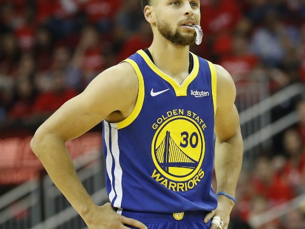 是「那個」還是「尼哥」？Curry 幫中國球迷簽名疑似遭種族歧視　聽到當下立刻變臉 + 怒瞪！
