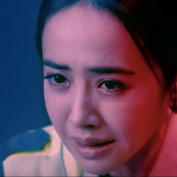 蔡依林新 MV〈愛的羅曼死〉找來鳳小岳同台飆戲！「神反轉劇情」逼哭網友：「可挑戰金馬獎！」