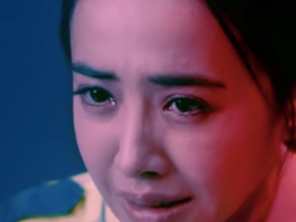 蔡依林新 MV〈愛的羅曼死〉找來鳳小岳同台飆戲！「神反轉劇情」逼哭網友：「可挑戰金馬獎！」
