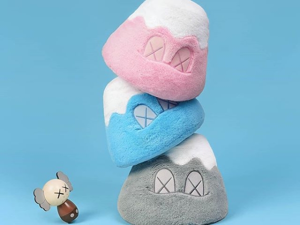 富士山也變 XX 了！KAWS 巨型公仔即將登陸日本　除了必買周邊甚至還推出露營活動！