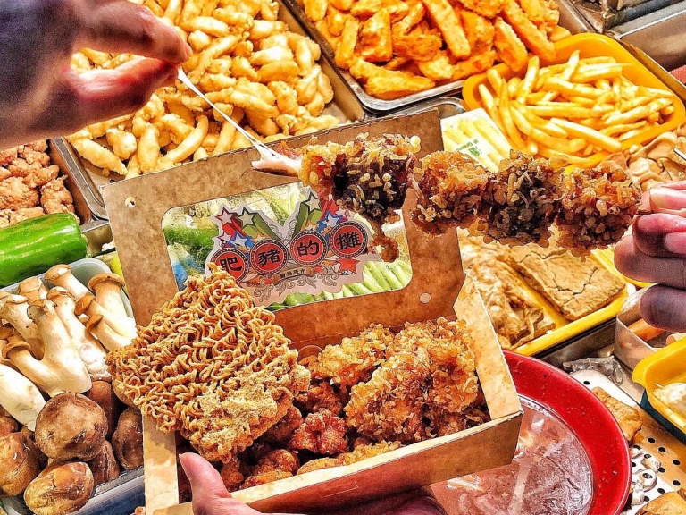 南機場夜市的美食怎麼那麼便宜？！必吃必踩點小吃都幫你收集好了，先準備好兩個胃再出發！