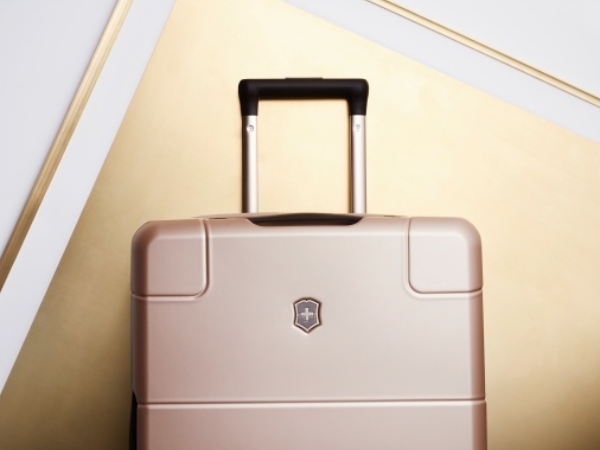 有沒有看過可以充電的行李箱？Victorinox Lexicon 系列 旅行用這個才夠潮！