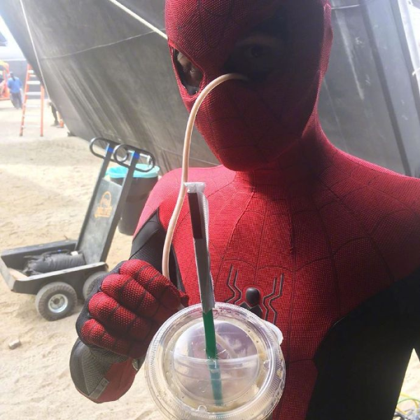 拍攝蜘蛛人電影有多辛苦？導演曝光湯姆荷蘭「只能從眼睛喝咖啡」　粉絲笑：當超級英雄不容易！