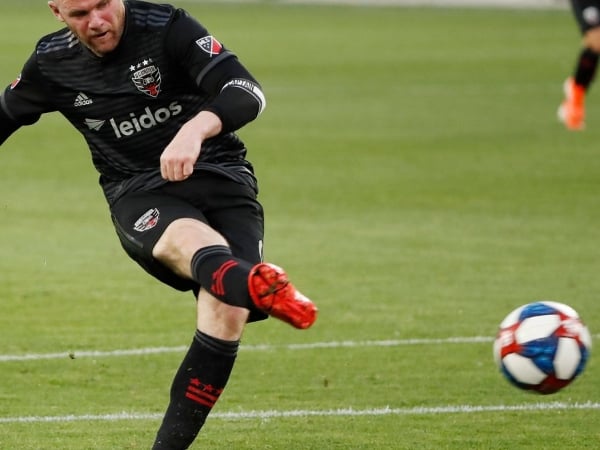 本年度最扯進球!Wayne Rooney 沒過半場直接把球踢進龍門 球迷暴動:「我看了什麼!」