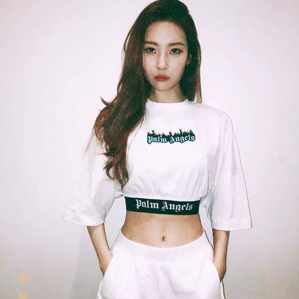 女孩們今夏必學的白 T 穿搭術都在這！精選 10 件超百搭白 T 讓你隨便搭都有型～