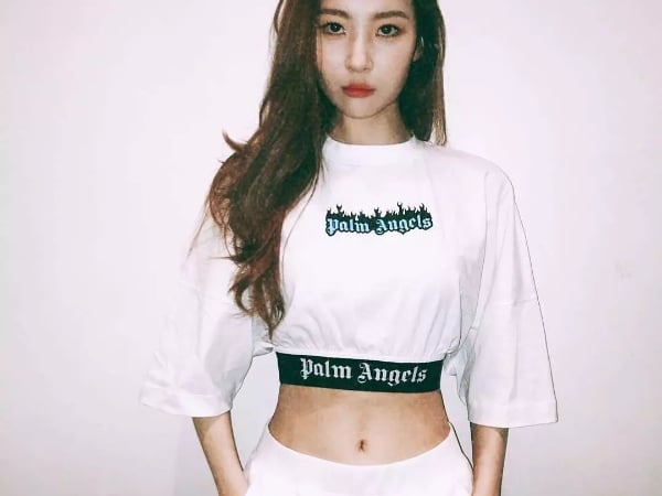 女孩們今夏必學的白 T 穿搭術都在這!精選 10 件超百搭白 T 讓你隨便搭都有型~