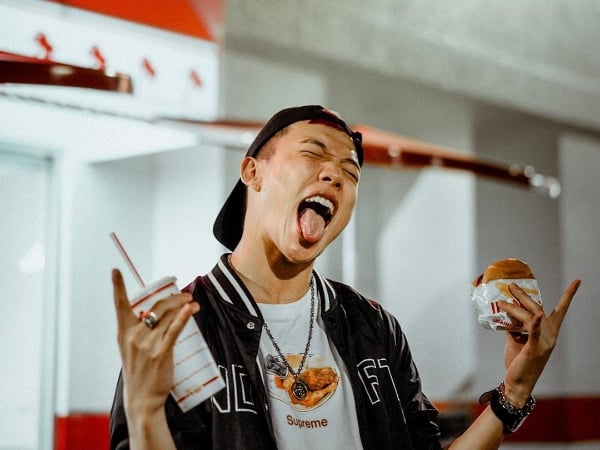 核彈級新人 ØZI 身穿「Supreme 虧裝」勇奪金曲最佳新人獎！網友：這套要漲價了⋯