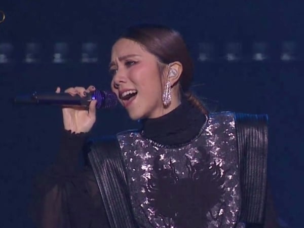 連玖壹壹都能唱!鄧紫棋唱連唱 10 首「發燒歌曲」網友:「謝謝演繹一連點十首佔麥的人!」
