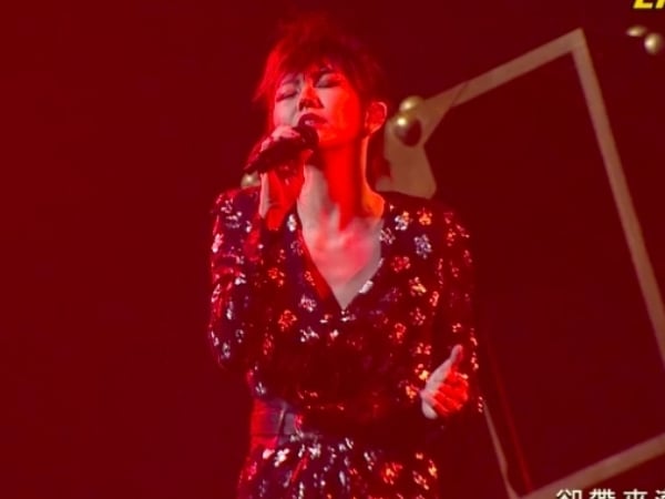 孫燕姿深 V 開衩演唱多首回憶殺！蔡依林台下感動大喊：「我想當媽了」