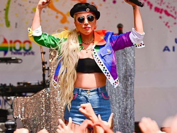 10 年不變力挺同志！Lady Gaga 彩虹勁裝出席石牆暴動紀念演講「真愛會願意為你擋子彈」！