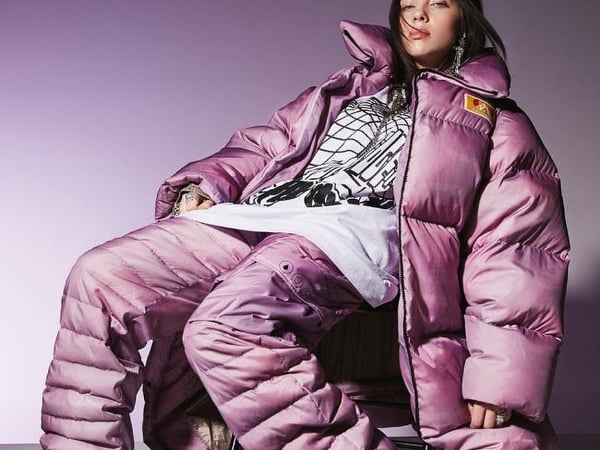 「為什麼總是穿大 800 個 size 的衣服？」怪怪美少女 Billie Eilish 親自解釋　理由超帥氣！
