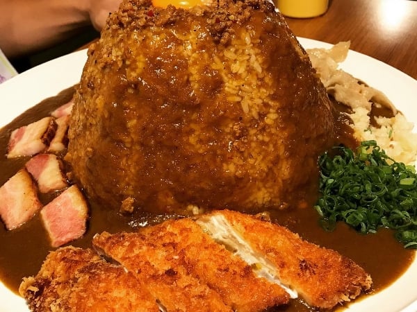 這不是人吃的吧！？這 3 家「巨無霸美食」堆得比山還高　網友：2.4 公斤的咖哩是要吃到民國幾年⋯